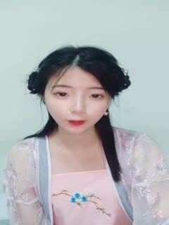 年轻的女同性恋者用激情的舔阴和舔阴探索他们的性欲