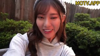 大学生在热辣的三人行中被继妹用手指和舔